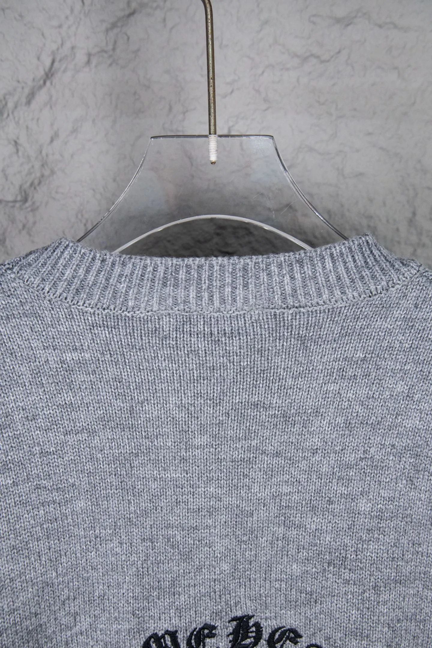 P250 Chrome Hearts CH Chrome Hearts Patch Cross Hole Knitted Sweater Pullover. The popular style is the same for men and women. It is matched with black and white. It looks good in real life. It looks good on the upper body. It looks good in daily wear. It is even more photogenic. It’s hard not to buy it. Buy it for me!!! Believe me, no one can refuse such a machine-length Chrome Hearts jacket. It has expanded the version based on the old version. The upper body is loose and stylish. The casual design of the hem is expanded to make fat people slim down to the extreme. Slim people are limited to high-end and high-end. 10,000 yuan ZP printing. 1:1 perfect restoration. Looks good when worn alone. Both men and women can control it easily. If you care more about quality, you must also respect the price. It is completely different from the thin see-through bottoms that pill when worn. If the style makes you shine at a glance, then quality is what you should pay more attention to. Compared with price, what we focus on is quality. Customers who have received my products know all about it. ️️️ Sweaters on the market are generally made of bract yarn. We use modal. Compared with core-spun yarn, the advantages are very intuitive: high cost, high price, high density, relatively expensive for developers, allowing us to make a lot less money. In addition, the upper body is delicate, anti-pilling, and high-end. We are conscientious sellers. Quality determines the upper body effect. No matter how bad the quality, the best style is still the temperament of the urban-rural fringe. We only do long-term business. Quality determines character. Take it back and wear it with confidence and wash it. The quality of the pattern will definitely make your eyes shine. We only make the right version of high quality. We make high-end hard goods. Reject junk goods and reject fast food. Conscientious quality and conscientious price. You deserve it!  Color: Black White Gray Red Size: S M L